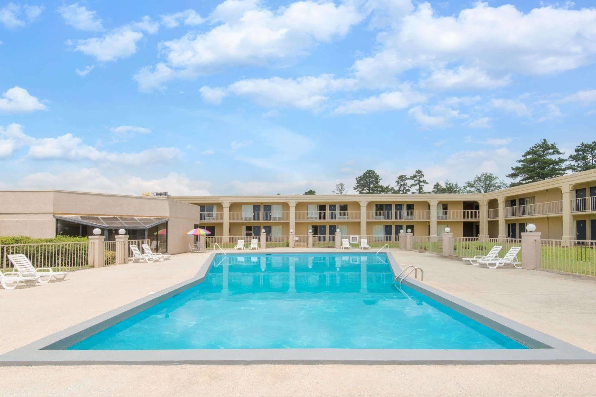 Days Inn By Wyndham Clanton Al Kültér fotó